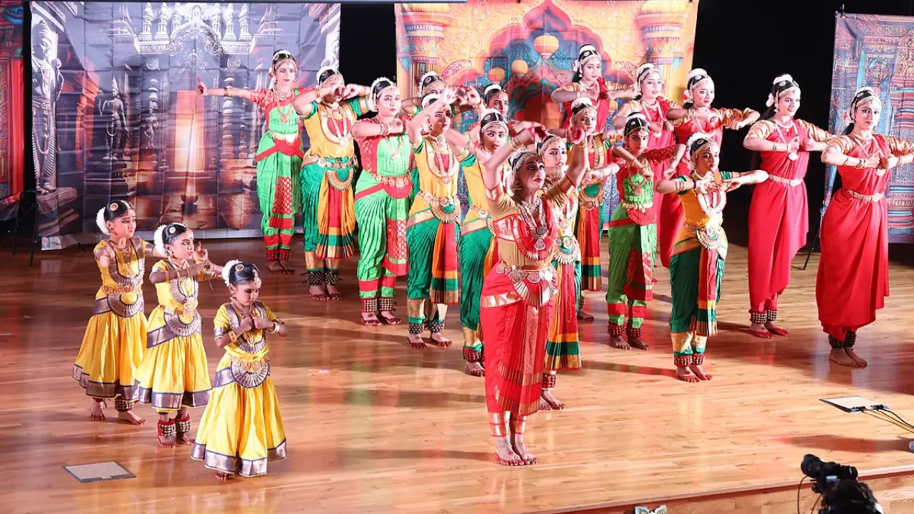 Nari Shakti oleh Nanda: Perayaan Besar Seni dan Budaya India di UEA